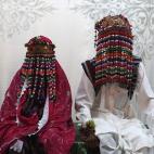 La novia y el novio llevan la máscara tradicional, hecha de cuentas e hilos, mientras esperan a que se celebre la ceremonia de su matrimonio en Karachi, el 9 de marzo 2013. El Consejo Hindú de Pakistán organizó un acto en el que se casaron 2...