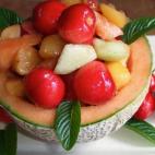 Preparar un postre a base de frutas y emplatarlo al natural es lo que se puede hacer siguiendo esta receta de melones rellenos al aroma de jengibre, con un aroma especial. El resultado es espectacular.&nbsp;