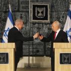 Ni el primer ministro israelí, Benjamin Netanyahu, ni el presidente del país, Simon Peres, estarán en el funeral de Mandela. Peres está enfermo con gripe y los médicos le han aconsejado no hacerlo. Netanyahu considera demasiado caro acudir ...