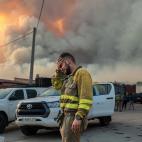 Un bombero llora desconsolado en medio del fuego en Losacio (Zamora)