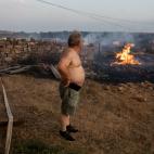 Un vecino de Losacio observa los restos de un fuego cercano