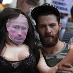 Un hombre sujeta una muñeca con una foto de Vladimir Putin, presidente de Rusia, en una marcha contra las leyes homófobas rusas por el centro de Londres.