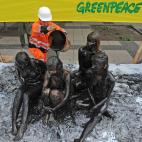 Activistas de Greenpeace protestan en Varsovia (Polonia) contra la exploración de pozos petrolíferos en el Ártico.