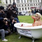 La modelo Victoria Eisermann protesta en favor de los derechos de los animales frente al Parlamento británico en Londres.