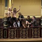 Activistas de Femen protestan contra la reforma de la ley del aborto en el Congreso de los Diputados de Madrid.