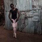 Pamela practica ballet frente a la casa de su familia en Kibera.