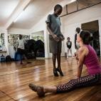 Cooper Rust es la directora artística del Dance Center Kenya. Dice que aunque los niños de Kibera ensayan en una pequeña sala vieja y sin zapatillas, apenas hay diferencia con los niños que acuden a su estudio varias veces por semana. En est...