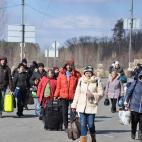 Un grupo de personas evacuadas de Irpin, llegando a Kiev.