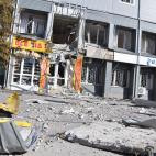 Oficina de correos y negocios afectados por bombardeos en la calle Soborna, en el centro de Irpin.&nbsp;