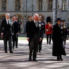 El cortejo fúnebre, encabezado por el príncipe Carlos y la princesa Ana.
