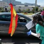 Enfermeras se encaran con manifestantes contra el Gobierno.