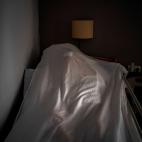 El cuerpo de un anciano v&iacute;ctima del coronavirus, descansa tapado con una s&aacute;bana sobre una cama en un centro de mayores en Barcelona, el 13 de noviembre de 2020.&nbsp;