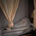 El cuerpo de una persona muerta por Covid, cubierta en su cama de un asilo de Barcelona, el 13 de noviembre de 2020.