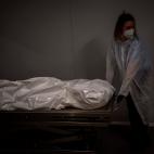 Una empleada de funeraria, tratando un cuerpo, el 17 de noviembre de 2020 en Barcelona.&nbsp;