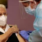 Araceli, de 96 años, primera persona en ser vacunada de coronavirus en España.