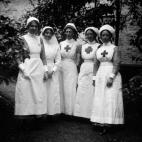 Un grupo de enfermeras posan, en septiembre de 1915, en los jardines de Hanworth Hall, una finca británica usada para atender a heridos y enfermos durante la Primera Guerra Mundial.