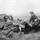 Personal de la cruz roja atiende a soldados heridos en el campo de batalla ruso durante la Primera Guerra Mundial, alrededor de 1915.