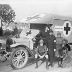 Una ambulancia de la Cruz Roja británica que manejaban 'boy scouts' y enfermeras voluntarias, en una foto de 1917.