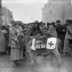 Un burro de la Cruz Roja por las calles de Windsor en el día de San Jorge de 1918, meses antes de finalizar la Primera Guerra Mundial.