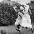 En noviembre de 1939, dos enfermeras de la unidad móvil del Hospital de Grovelands (al norte de Londres) juegan con una pelota.