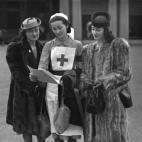 En octubre de 1941, una enfermera de la aristocracia británica recibe en el palacio de Buckingham una condecoración por sus servicios, en compañía de su madre y su hermana.