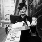Una mujer vende banderas por las calles de Lodnfres para recaudar ayuda para Rusia, en diciembre de 1941.