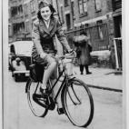 Kathleen Kennedy (hija del entonces embajador de EEUU en Reino Unido y hermana del futuro presidente John F. Kennedy), acudiendo en bici a su trabajo en un centro de la Cruz Roja en Londres en 1944.