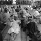 Una foto de 1956, en la que un despliegue de personal trata de ayudar en un hospital de la Cruz Roja durante la crisis del Canal de Suez.