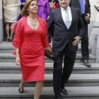 La secretaria general del PP, María Dolores de Cospedal, junto a su pareja