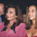 Rocío Carrasco junto a su madre Rocío Jurado en un evento en 1990.