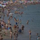 La gente disfruta de la playa de la Malagueta en Málaga.