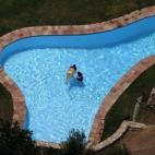 Dos mujeres se refrescan en una piscina en Ronda.