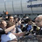 El primer ministro egipcio, Sherif Ismail (d), se dirige a los medios a su llegada al aeropuerto de El Cairo, Egipto tras la desaparición del vuelo MS804 que viajaba de París a la capital egipcia.
