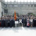 El presidente de la Generalitat, Quim Torra (c), acompañado por el vicepresidente del Govern, Pere Aragonès, del resto de consellers y de altos cargos del ejecutivo, durante la lectura del manifiesto "compromiso de octubre" en el Pati dels Tar...