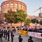Unos 300 independentistas se han concentrado a primera hora de esta mañana frente al cuartel de la Guardia Civil de Girona, convocados por diversas organizaciones con motivo del segundo aniversario del 1-O, mientras un cordón de los Mossos d'E...