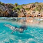 Esta maravillosa cala balear, a apenas 500 metros de la conocida Cala S’Almunia, es una de las más espectaculares no sólo de Mallorca, sino de todo el Mediterráneo. Además, con su orientación oriental, el Caló des Moro  es un entorno ún...
