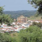 Este municipio sevillano, declarado Conjunto Histórico Patrimonial, tiene lugares históricos de gran interés entre los que destaca el monasterio de la Cartuja de la Inmaculada Concepción.