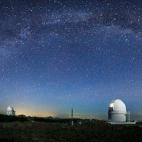De nuevo en Almería, el Observatorio del Calar Alto es el lugar perfecto para ver las estrellas. Este observatorio astronómico se encuentra a más de 2.000 metros de altitud, en la cima de la sierra de Los Filabres, al norte de Almería. Lo op...