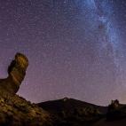 Quizás por su cercanía con el continente africano, los cielos de las Islas Canarias son realmente espectaculares de noche desde casi cualquier punto del archipiélago. Pero si lo que buscas es ese lugar mágico, el Roque Cinchado es la respues...