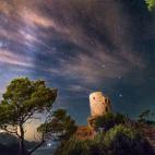 Esta antigua torre de vigilancia es hoy en día uno de los lugares más bonitos de la isla de Mallorca para disfrutar de puestas de sol y lluvias de estrellas. La Torre de Ses Ànimes, conocida tanto por locales como por visitantes, es además u...