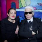 Durante la fiesta con el diseñador Karl Lagerfeld