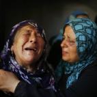 Llantos durante el entierro de los miembros de la familia Hamad en la ciudad de Beit Hanoun, en el norte de la Franja de Gaza.