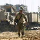 Un soldado israelí camina por la zona de despliegue del ejército cerca de la frontera de Israel con la Franja de Gaza.