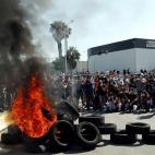 Decenas de trabajadores de la fábrica de Nissan en la Zona Franca de Barcelona se han concentrado este jueves ante la planta y han quemado neumáticos.