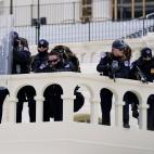 La polic&iacute;a tratando de frenar la entrada de manifestantes pro Trump en el Capitolio.