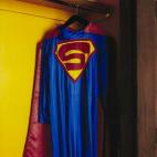 Seamos realistas, ¡somos superhéroes! Así que vamos a aparcar las inseguridades por hoy y, aunque no se vean por fuera las mallas, pongámonos el traje de Superman.