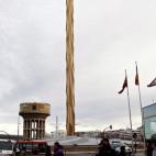 Con 93 metros de altura y 572 toneladas de peso, está revestido de pan de oro. Su construcción no le costó nada a la ciudad pero cada año su mantenimiento supone 300.000 euros. En teoría tiene movimiento, pero lleva años parado por su elev...