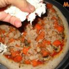 Y a continuación repartir la mozzarella por encima junto a la albahaca y el orégano. Reintroducirla en el horno cinco minutos más...