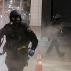 La Polic&iacute;a carga contra los manifestantes en Detroit (Michigan).