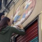 El colectivo Fliping in colours han pintado la fachada del bar El colmo con zepelines y libros.